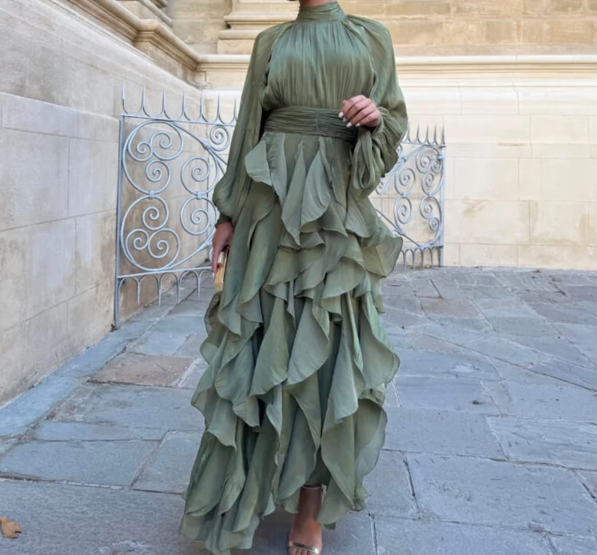 Vestido en gasa satinada con brillo sedoso, lazada al cuello, cremallera lateral, fajín en la cintura, volantes en casca