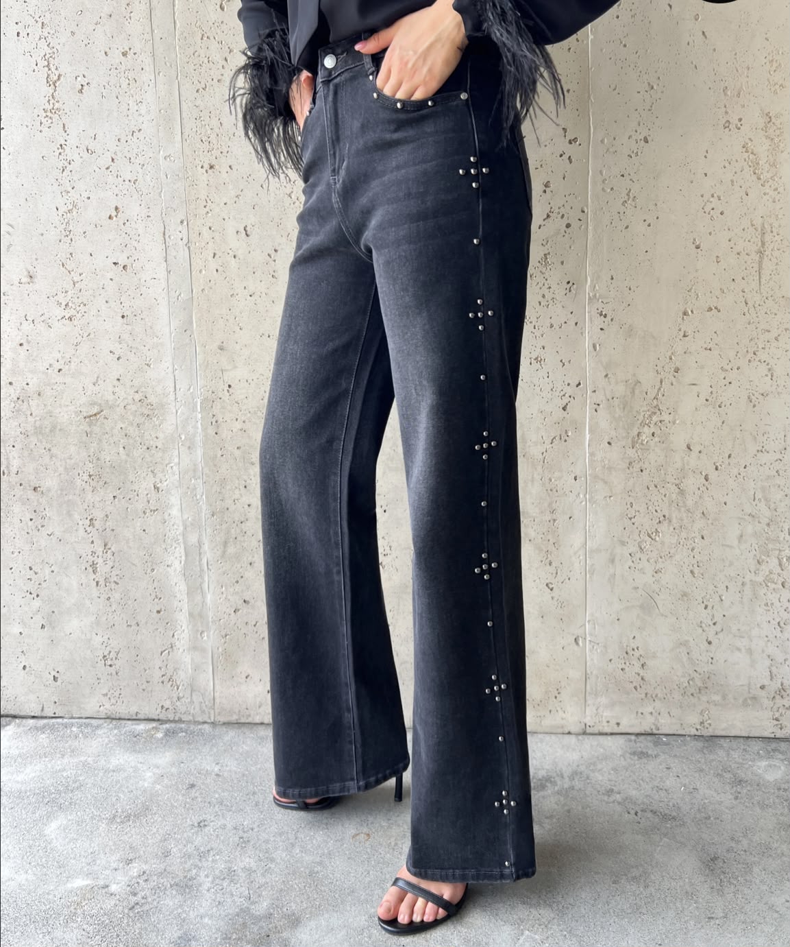 Pantalón ancho con tachuelas laterales